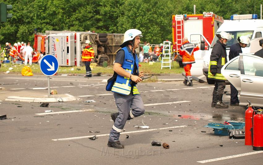 Schwerer Unfall mit Reisebus Lohmar Donrather Dreieck P094.JPG